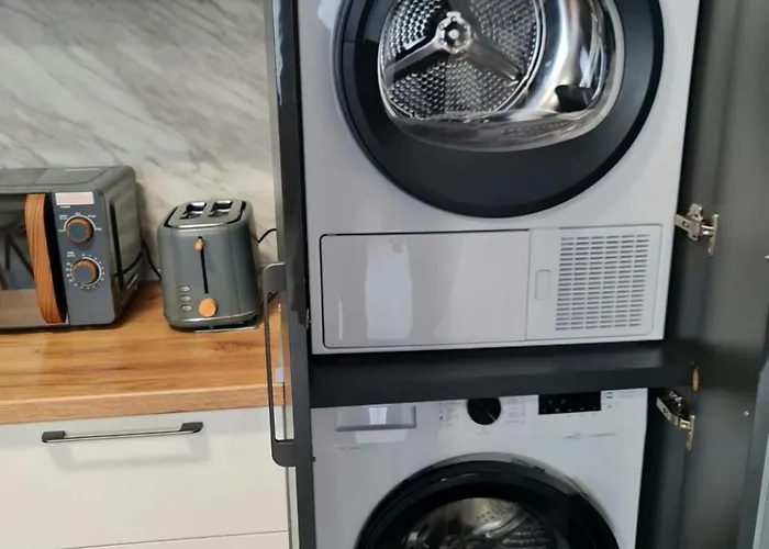 Family Garden - Bright 1br Apartment