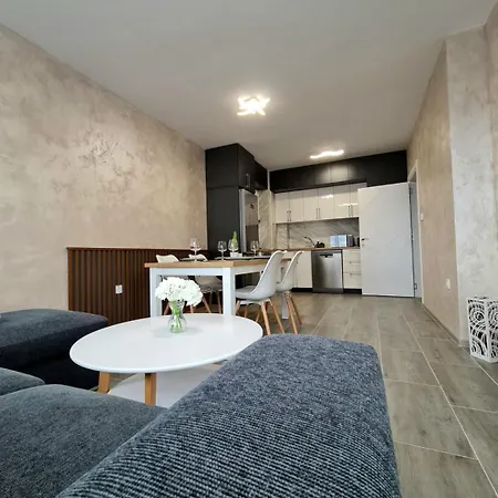 Family Garden - Bright 1br Апартаменти