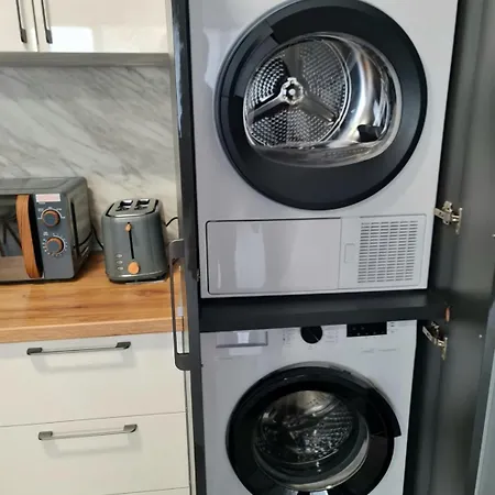 Family Garden - Bright 1br דירה