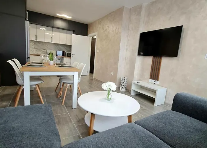 Family Garden - Bright 1br *