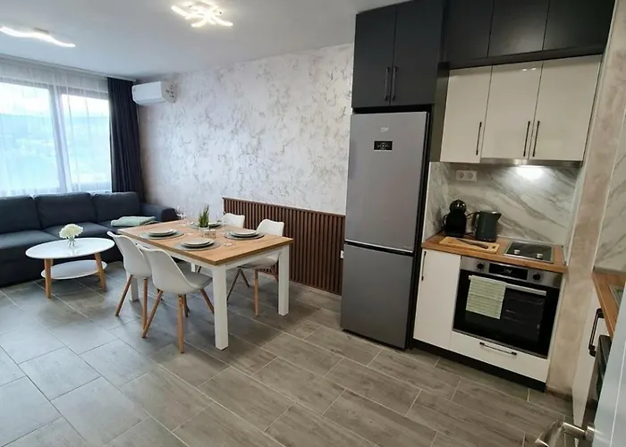 Family Garden - Bright 1br * וארנה